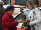 Kandidátka Viera Maňásková rozdávala růže